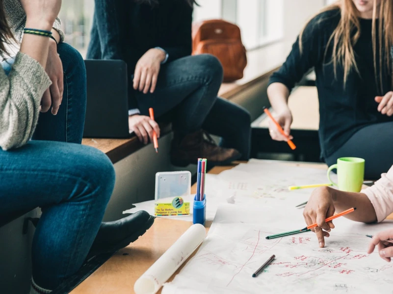 Uczniowie pracujący nad wspólnym projektem