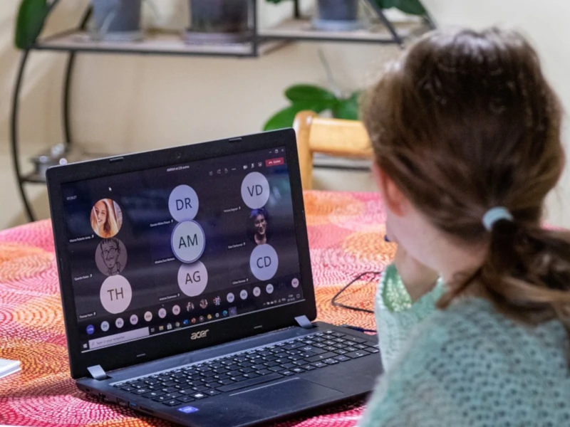 Dziewczyna ucząca się przy laptopie