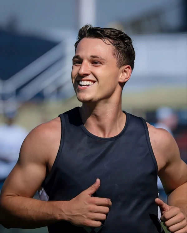 Uśmiechnięta uczennica liceum